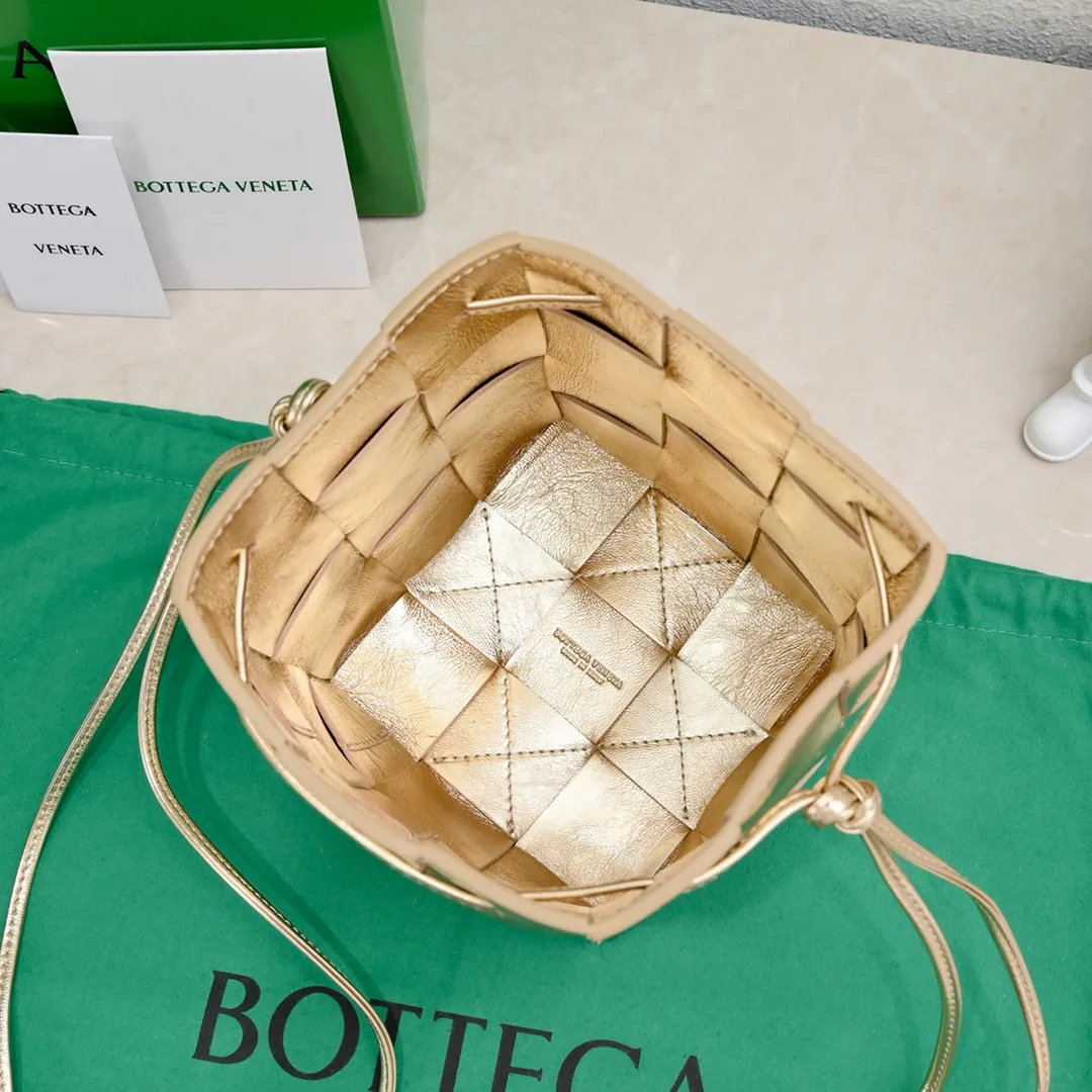 Batch 1460 large size/pure gold 🔻Bottega veneta* new woven small bucket bag latest series # The square bag shape is matched with classic woven elements, drawstring design, minimalism, and has a particularly large capacity. Every color is beautiful, it is simple and elegant but has a cool style. Both men and women can control it, and the upper body is fashionable and classy! Style number: 6612# Large size; 18*14*14cm